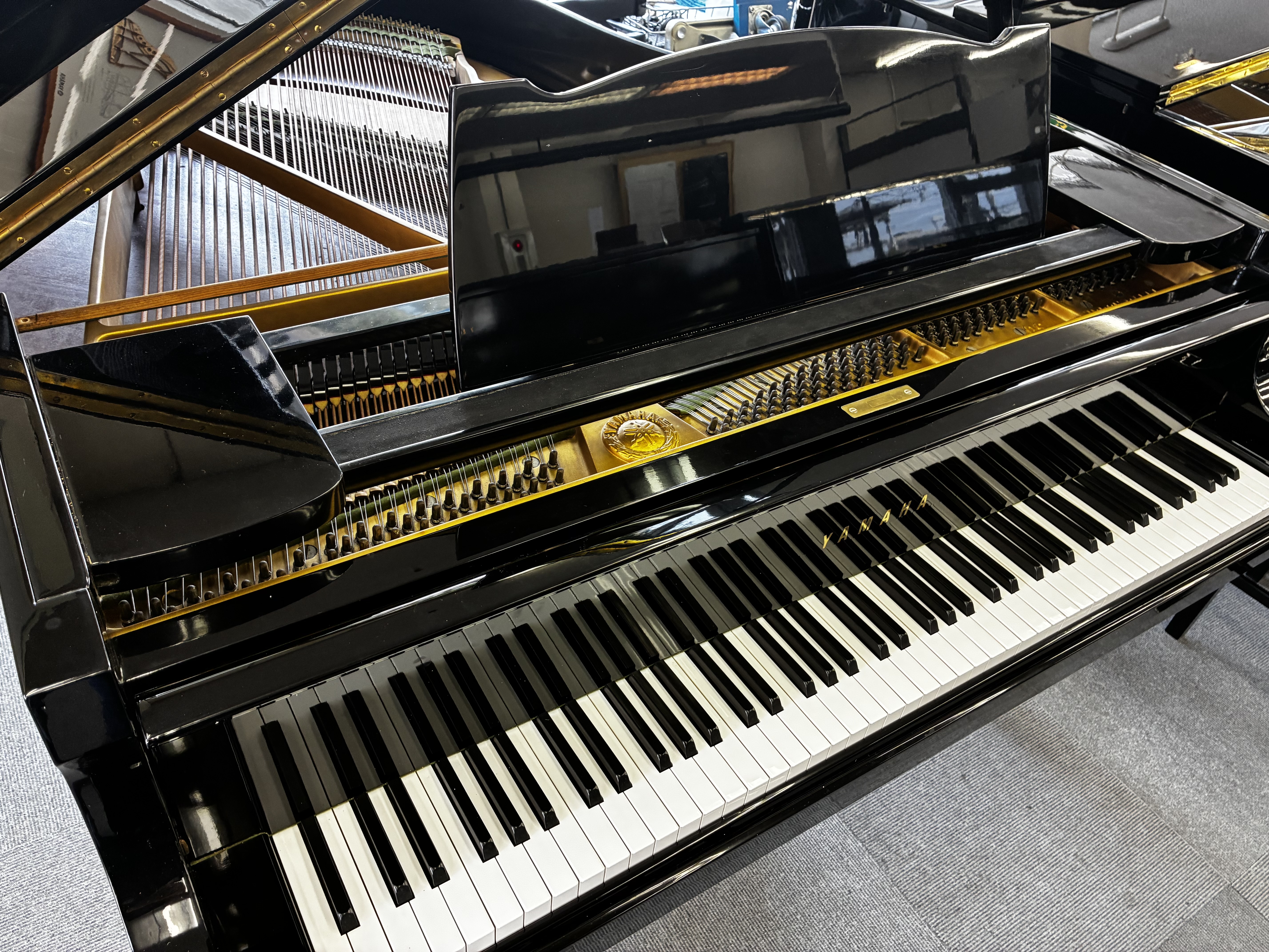 グランドピアノ全体写真