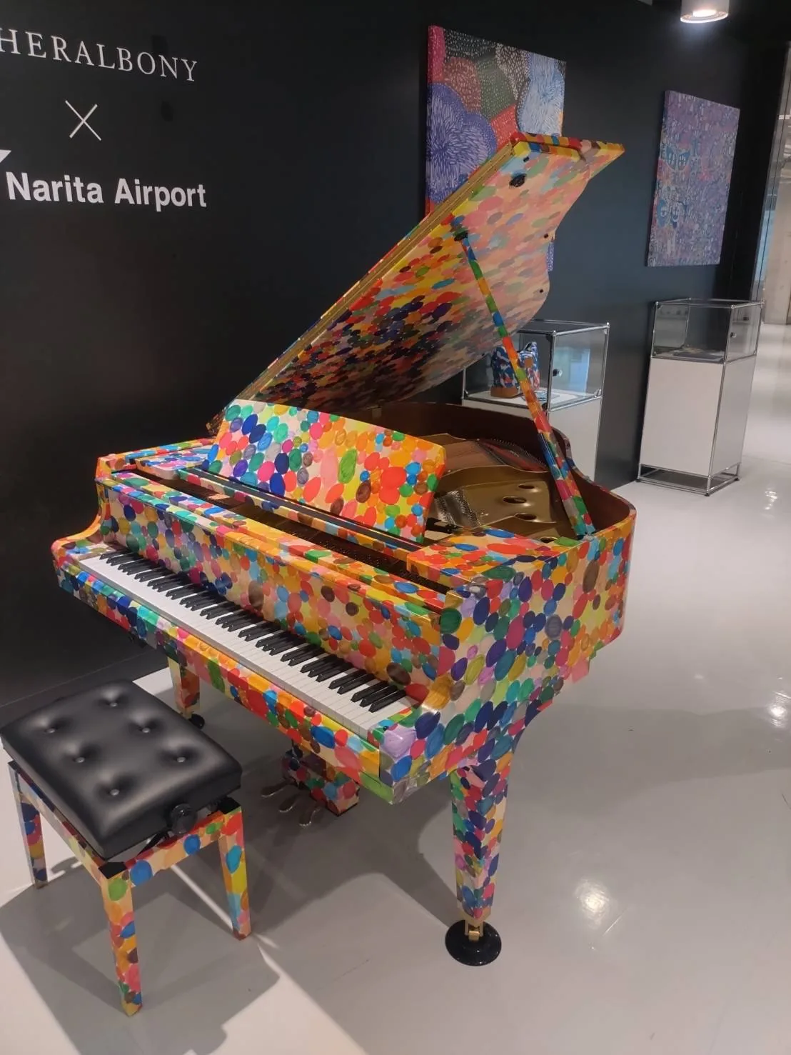 成田空港に設置された河合楽器製作所、HERALBONYとのWRAPIグランドピアノ