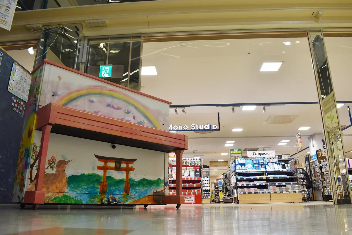 地域の子どもたちの表現を取り入れた未来を奏でるピアノプロジェクトのWRAPIピアノ